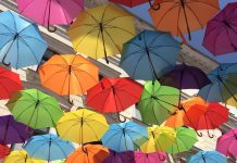 Acoperiș de umbrele colorate pe strada Alba Iulia! Organizatorii anunță un concurs de „selfie”