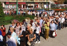 VIDEO:Credincioșii s-au înghesuit să atingă moaștele Sfântului Iosif cel Nou de la Partoș