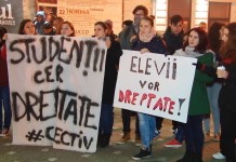 VIDEO: Studenții au ieșit pentru a treia seară în piața Victoriei. Fostul premier a venit în secret la Timișoara