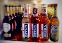 Tânăr care fura băutură din supermarketuri, dus de poliție în arest