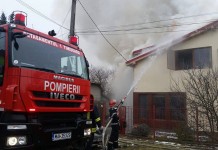 Casă mistuită de flăcări în apropiere de Uzina de apă