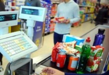 A poftit la alimentele lăsate nesupravegheate! Acum are 24 de ore să se căiască la răcoare