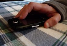 Tineri prinși de polițiști după ce au furat un telefon mobil de la amanet