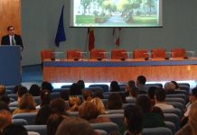 Fostul premier al României, Petre Roman, a susținut o conferință inedită la UMF. Ce le-a transmis studenților