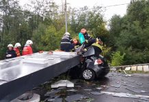 Au apărut imagini cu momentul în care s-a prăbușit poarta de la intrare în Timișoara, în timpul furtunii!