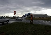 Nici șoselele din vestul țării nu au scăpat de furia vijeliei de ieri! Ce pagube a făcut?