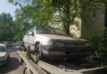 Se eliberază locurile de parcare! Poliţiştii locali ridică maşinile abandonate