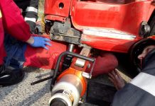 Operațiune de salvare contracronometru! Un bărbat a fost prins sub un tir, în timp ce încerca să-l repare