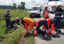 O femeie a ajuns cu mașina într-un copac, în urma unui accident în Timiș
