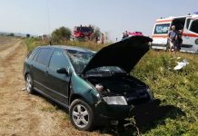 Impact violent între două mașini! Trei oameni au ajuns la spital