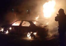 Incendiu de proporții, lângă Timișoara. O mașină și un microbuz, distruse de flăcări / FOTO