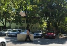 Un bărbat care și-a aruncat salteaua pe stradă a fost amendat de polițiști