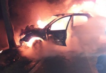 Mașină mistuită de flăcări, pe drumul spre aeroport! Pompierii au intervenit de urgență