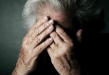 Bătrână înșelată și lăsată fără economiile adunate o viață! Poliția a intrat pe fir