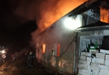 Casă mistuită de flăcări, în Banat! O familie a rămas sub cerul liber, în plină iarnă