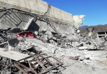 Muncitori prinși sub dărâmături după ce un turn de extracție s-a prăbușit!