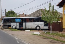 Accident între o mașină și un autobuz, la Sânnicolau Mare! Mai mulți oameni au ajuns la spital