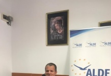 Avocatul Adrian Popescu (ALDE) acuza lipsa spatiului pe panourile electorale