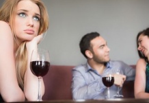 Ai o prietenă singură și nefericită? Descoperă ACUM cadourile care ar putea să îi readucă zâmbetul pe buze