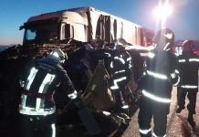 VIDEO Tragedie pe autostradă, la ieşire din ţară, spre vama Nădlac! Un microbuz cu pasageri a intrat într-un tir. Un om a murit şi alţi 16 au ajuns la spital