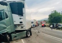 Accident grav pe DN6! O maşină s-a izbit frontal de un tir! Un bărbat a murit, iar un tânăr de 16 ani a ajuns la spital