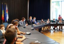 Peste 100 de elevi timișeni au aflat ce înseamnă să fii consilier județean! Copiii au analizat și votat proiecte de Ziua Județului