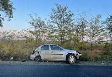 A intrat pe contrasens şi a căzut în şanţ. Şoferul, grav rănit