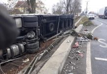 Tir răsturnat pe un drum intens circulat din Vest