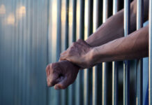 A intrat peste un cunoscut în casă și i-a furat banii, după ce a amenințat că îl bate