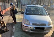 79 de șoferi au luat amendă în ultimul timp pentru că au oprit neregulamentar pe piste de biciclete sau pe trotuare