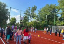 Teren de sport într-o şcoală dintre comunitate în care s-a investit mult în viitor