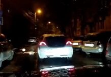 Aproape de comă alcoolică, o femeie a lovit o maşină şi a fugit