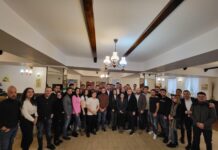 Tinerii pesedişti proteastează în legătură cu un celebru drum din judeţ