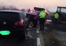 Accident între Bergesău şi Săcălaz! O maşină a intrat într-un tractor