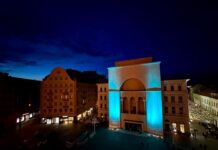 Duminică seara, fațada Teatrului Național din Timișoara a devenit turcoaz