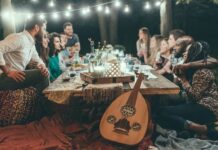 Plănuiești o seară cu prietenii? Iată ce nu trebuie să lipsească de pe masă