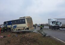 Accident grav pe drumul dintre Timişoara şi Arad. Un tir şi un autocar au intrat în coliziune
