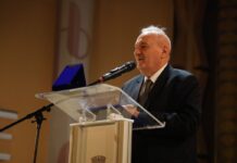 Profesorul universitar Mircea Mihăieș, scriitor și inițiator al seriei de conferințe „La UVT, cultura este capitală!”, a primit titlul de „Cetăţean de onoare” al Municipiului Timișoara