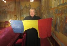 Fotografia unui preot cu tricolorul, marea câștigătoare a concursului ”Revoluționarul din familia mea”