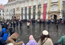 FOTO Hora Unirii s-a dansat în ploaie la Timișoara. O femeie a huiduit ceremonia festivă