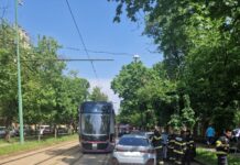 FOTO Copil ajuns în spital după ce tramvaiul a intrat în mașina în care se afla