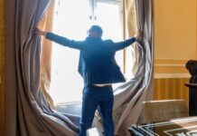 Primăria de sticlă s-a făcut ”țăndări”: dezbatere publică organizată în semi-anonimat, la Timișoara