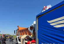 FOTO A intrat cu furgoneta din plin într-o autoutilitară, pe autostrada A1!