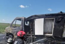 O furgonetă a luat foc din senin la Șanovița!