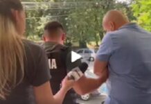 Vizită surpriză! Hoţii s-au trezit cu poliţiştii în casă
