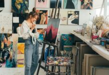 Nu arunca pânza! Uite cum ar trebui să pregătești și să refolosești un șasiu vechi peste care ai mai pictat în acrilic