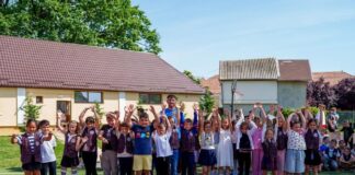 Surprize la școala din Șag! Un internațional al României a jucat fotbal cu copiii