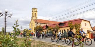 Stories on Wheels revine în Banatul de câmpie. O nouă tură pe bicicletă, la Tomnatic, despre memorie, plecări și poveștile care rămân.
