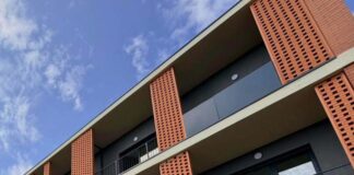 Prim-ministrul Ilie Bolojan vizitează noul cămin UVT, cu prilejul finalizării lucrărilor