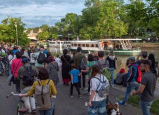 În august se construiește pe Bega. În septembrie, ea devine scenă